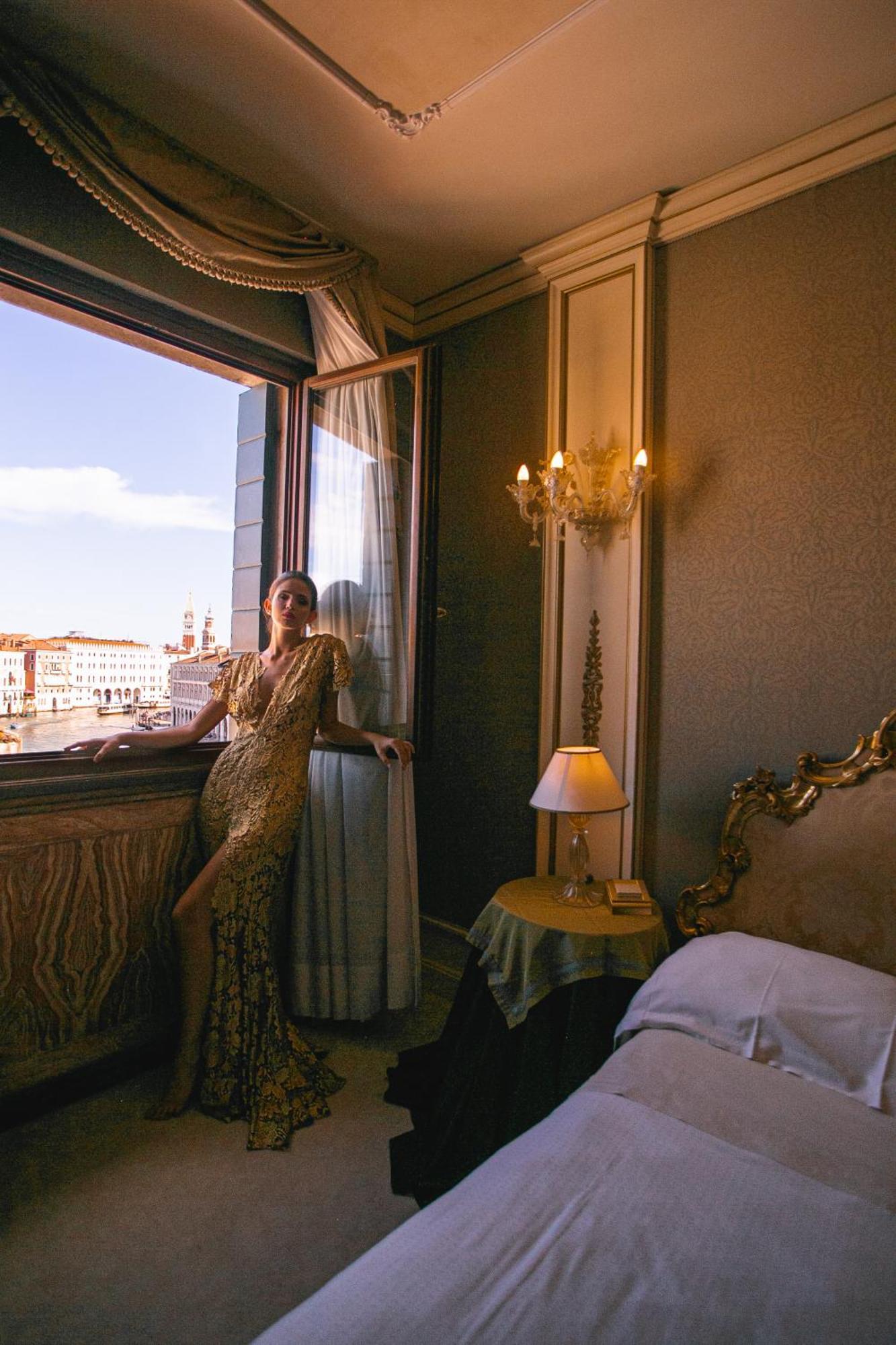 Deluxe Suite with Side Grand Canal View